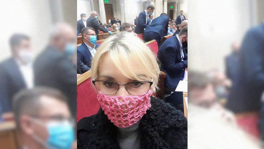Елизавета Богуцкая - Депутат Рады пришла на заседание в маске в сетку, протестуя против карантина - gazeta.ru - Украина