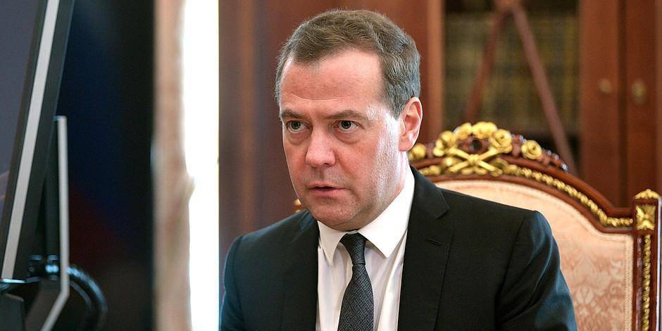 Дмитрий Медведев - Медведев призвал критиков "встать с дивана" и помочь россиянам - ruposters.ru - Россия