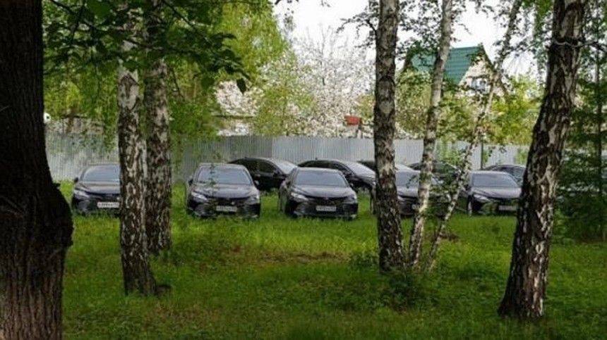 Полсотни новых правительственных иномарок нашли в челябинском лесу - 5-tv.ru - Челябинск - Челябинская обл.