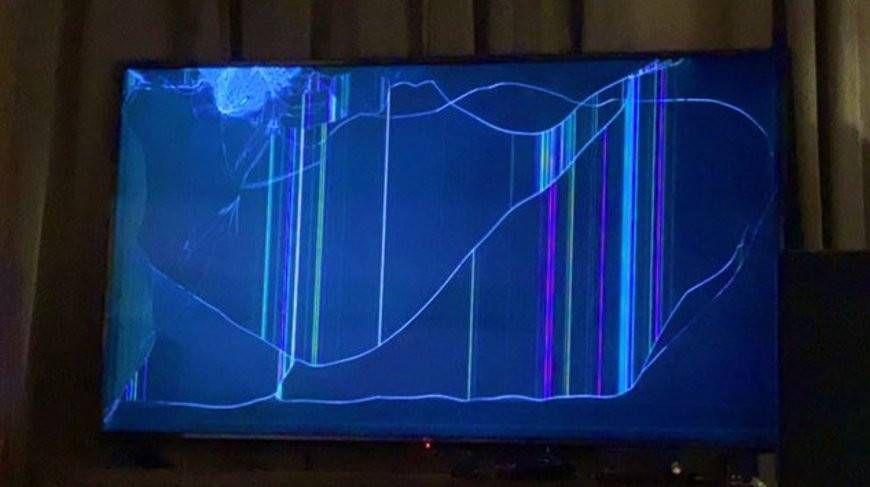 Мужчина разбил телевизор, когда погрузился в виртуальную реальность – видео - belta.by - Минск