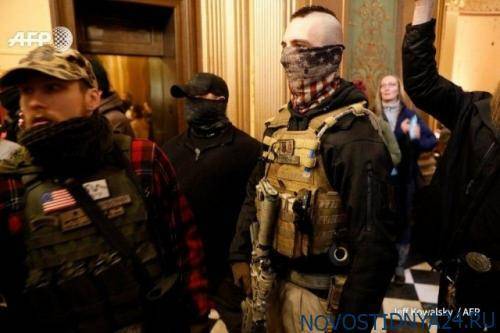 В Мичигане вооруженные протестующие взяли штурмом Капитолий - novostidnya24.ru - штат Мичиган