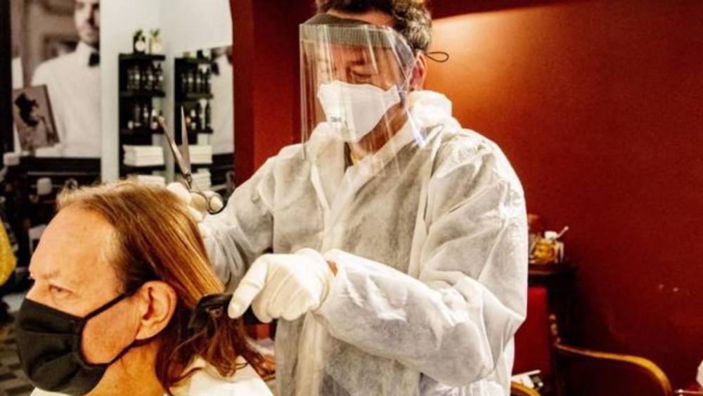 В Германии откроют парикмахерские, но многие немцы боятся идти туда из-за страха перед коронавирусом - germania.one - Германия