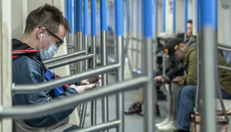Максим Ликсутов - Власти Москвы рассказали о продаже медицинских масок в метро - newtvnews.ru - Москва