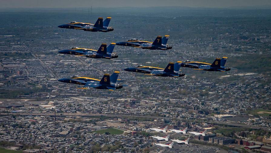 Пилотажные группы Пентагона пролетели над Вашингтоном в честь медиков - gazeta.ru - Сша - Вашингтон - Вашингтон