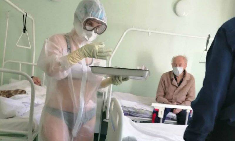 В Туле медсестра в прозрачном костюме взбодрила коронавирусных пациентов - bloknot.ru - Тула - Минздрав