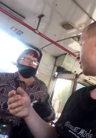Кемеровчане обсуждают видео конфликта кондуктора троллейбуса и пассажира без маски - gazeta.a42.ru