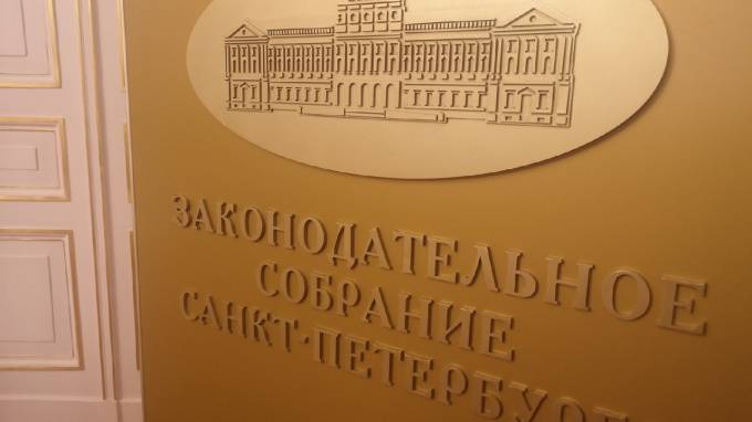 Эдуард Батанов - Петербургские депутаты поддержали увеличение городского резервного фонда - piter.tv