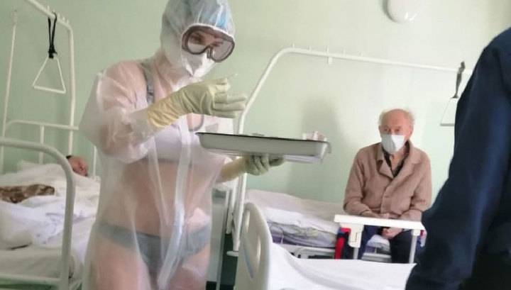 Общественность вступилась за медсестру, надевшую бикини под защитный костюм - vesti.ru - Тула - Минздрав