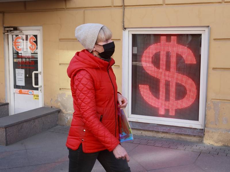 Жителям Петербурга начали выплачивать пособия на маски и перчатки - tvc.ru - Петербурга