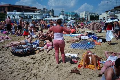 Британцы массово наплевали на карантинные правила и заполнили пляжи - lenta.ru - Англия