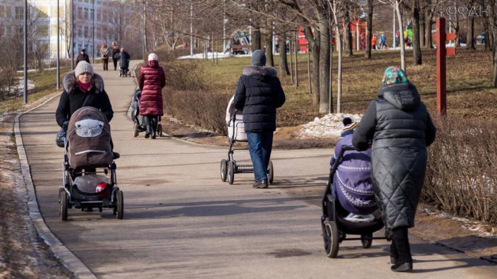 Госдума одобрила поправку об увеличении пособия по уходу за детьми - riafan.ru - Россия - Москва