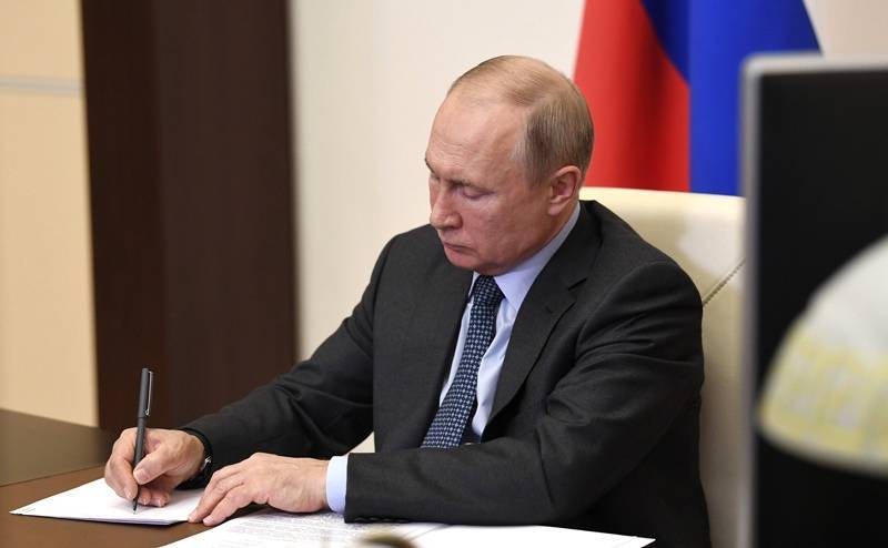 Владимир Путин - Путин взял под личный контроль выполнение мер по поддержке образования - tvc.ru