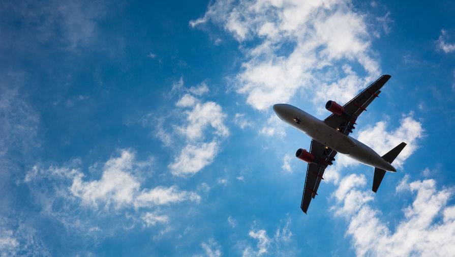 Пассажиров в самолетах обяжут летать в масках и перчатках во время эпидемии - gazeta.ru - Ухань