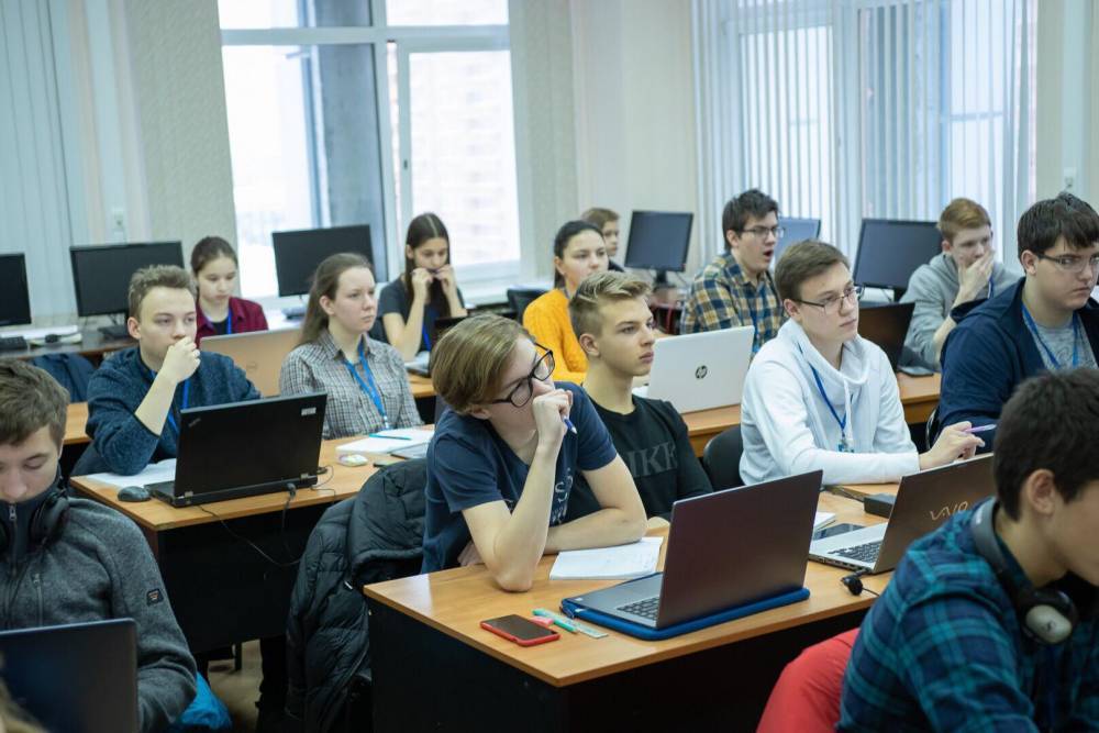 Названы самые популярные среди российских выпускников факультеты - vm.ru