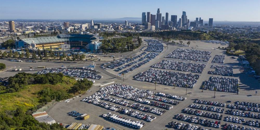 Тысячи никому не нужных новых и подержанных машин свезли на стадионы - autonews.ru - Сша - Лос-Анджелес - Los Angeles
