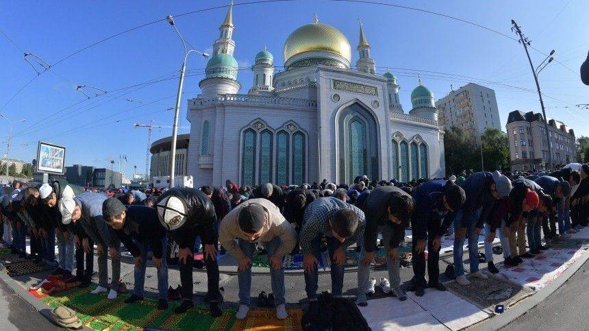 Не заходя в мечети: Как коронавирус изменил традиции празднования Ураза-байрам? - 5-tv.ru - Россия