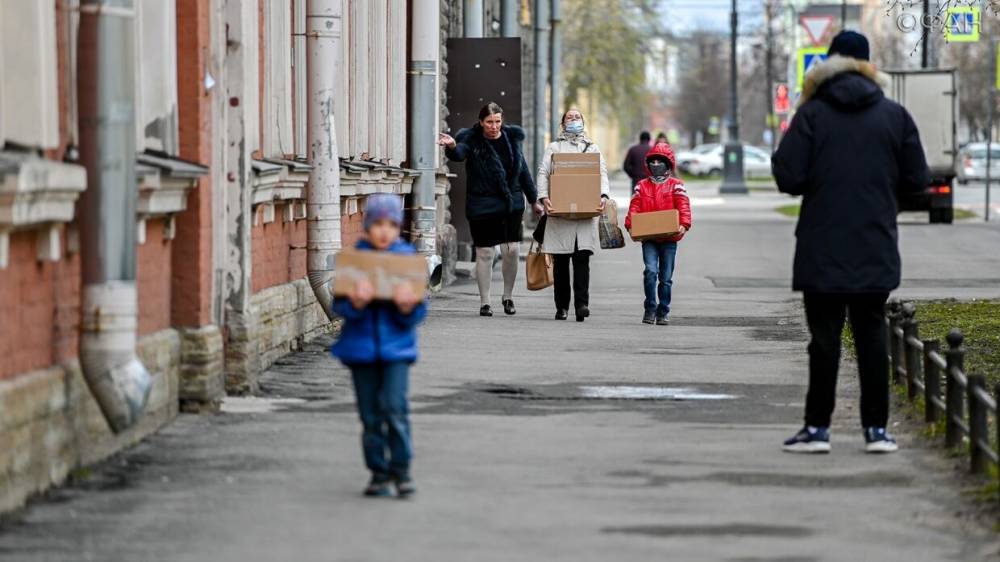 Россияне рассказали, как изменилась их зарплата в период пандемии - riafan.ru - Москва