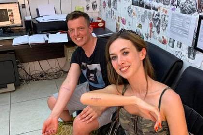 Влюбленные сделали татуировки с датой свадьбы и перенесли ее из-за коронавируса - lenta.ru - Ирландия - Белфаст
