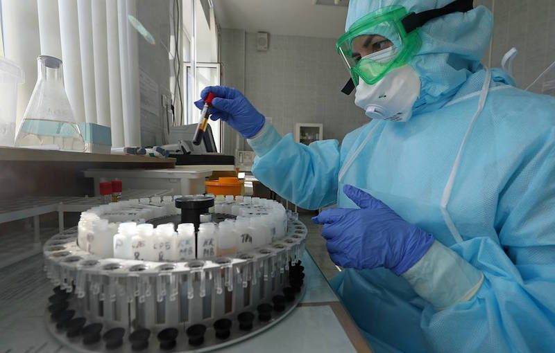 Неофициальное испытание вакцины от коронавируса на ученых вызвала возмущение и скандал - bloknot.ru