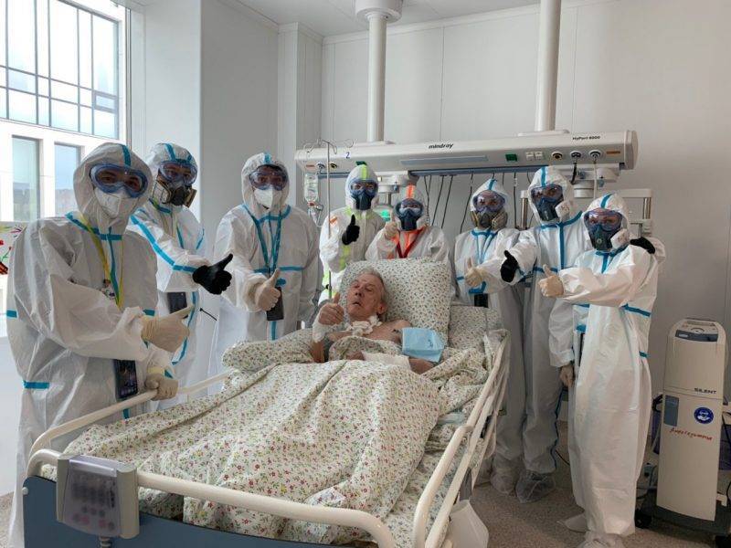 Денис Проценко - 28 дней ИВЛ позади: 94-летний пациент попросил сделать фото с врачами - bloknot.ru