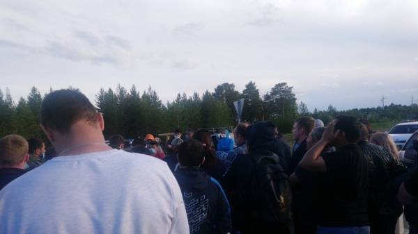 В "закрытом" из-за COVID-19 посёлке продолжается забастовка. Власти назвали КПП вынужденной мерой - nakanune.ru