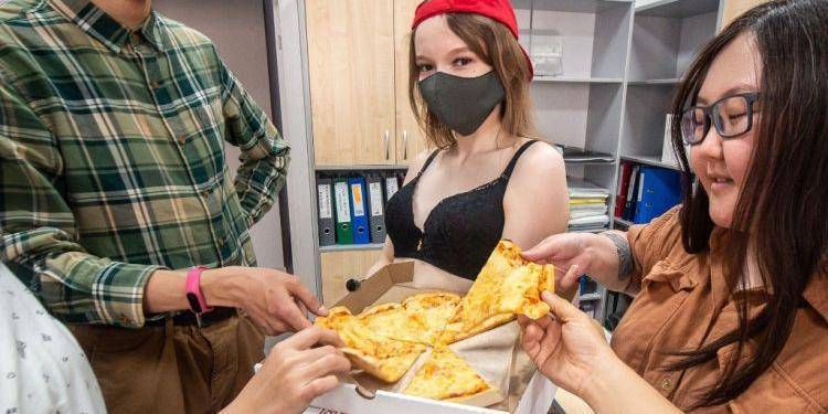Оставшиеся без работы якутские стриптизерши начали развозить пиццу - ruposters.ru - Якутск