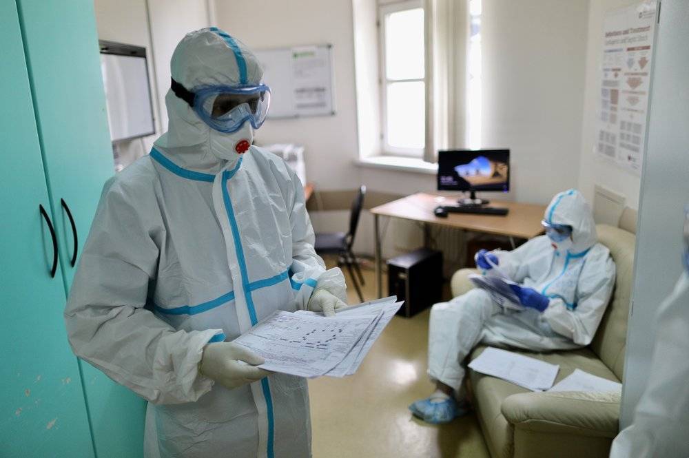 Более 820 медиков получили страховые выплаты из-за заражения коронавирусом - vm.ru - Россия