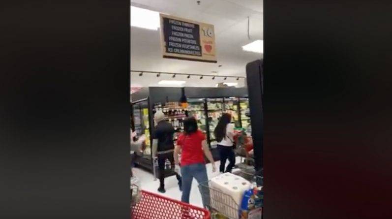 На видео покупатели выгнали из магазина женщину, на которой не было защитной маски - usa.one