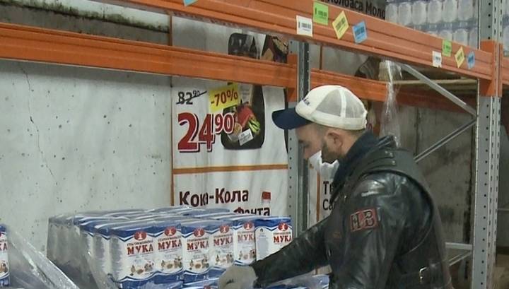 Магазины начали бесплатно раздавать продукты с истекающим сроком годности - vesti.ru - Россия - Рязань