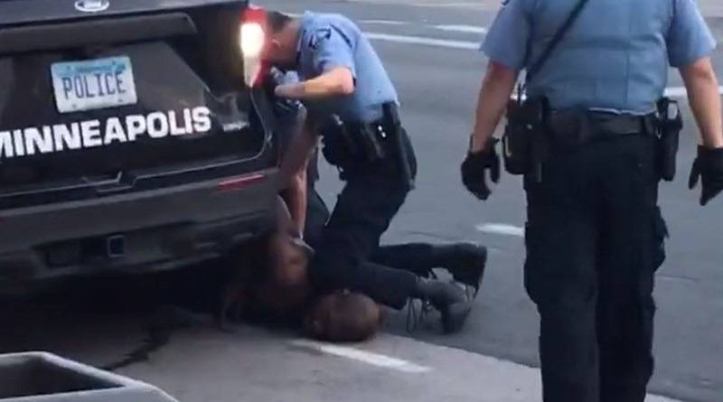 «Я не могу дышать!»: полицейский стал коленом на шею арестованного – позже мужчина умер (видео) - usa.one - штат Миннесота