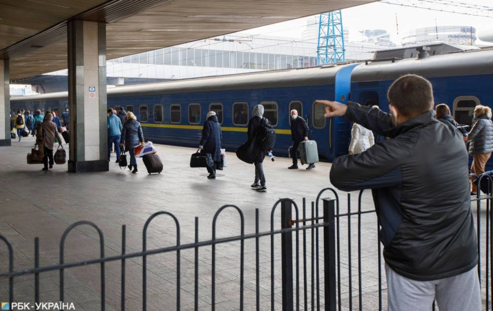 Пассажиры в масках и полупустые поезда: как УЗ будет выходить из карантина - rbc.ua - Украина