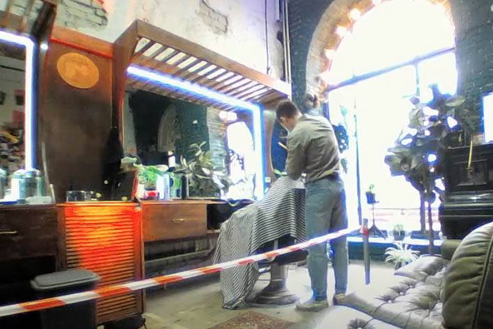 Парикмахер в Костроме за 48 часов без перерыва подстриг около 90 клиентов - vm.ru - Кострома