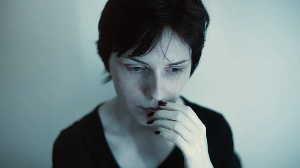 Психиатр назвала симптомы и последствия панической атаки на самоизоляции - vm.ru