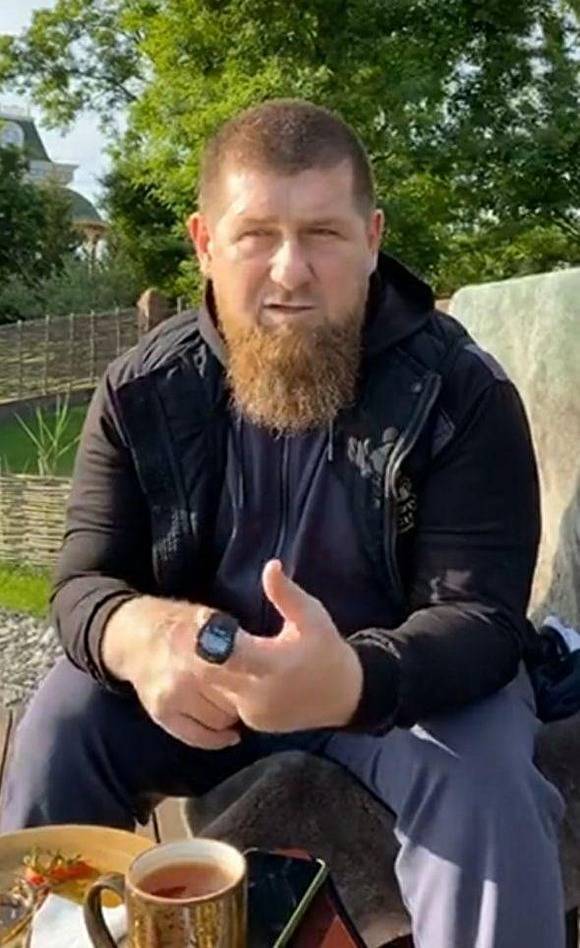 Рамзан Кадыров - Ахмед Дудаев - Кадыров провел совещание с катетером на руке, позже снял катетер и заявил, что здоров - znak.com - республика Чечня