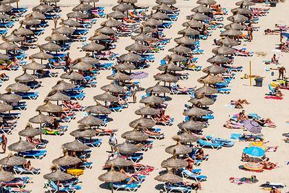 Найден новый способ обезопасить людей на пляжах во время пандемии коронавируса - lenta.ru - Испания - Мадрид