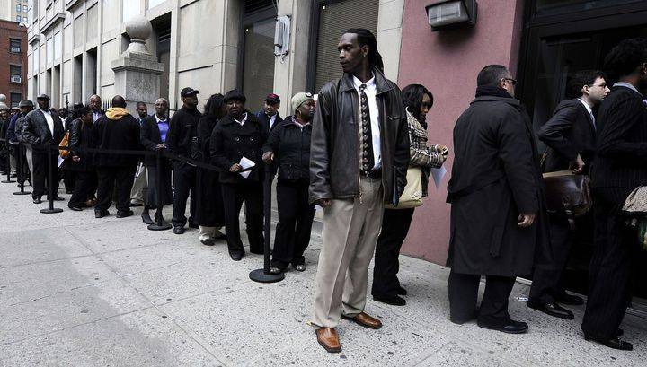 Заявки по безработице в США вновь превысили 2 миллиона - vesti.ru - Сша