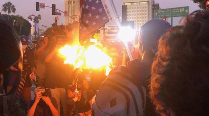 Джордж Флойд - Протесты от Миннеаполиса докатились до Лос-Анджелеса: заблокировано шоссе, сожжен американский флаг - usa.one - Лос-Анджелес - штат Калифорния - штат Миннесота