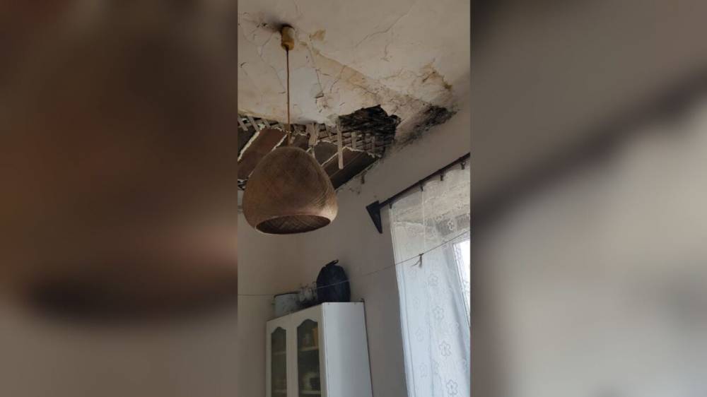 Власти Барнаула обвиняют жительницу ветхого дома в обрушении потолка - riafan.ru - Барнаул