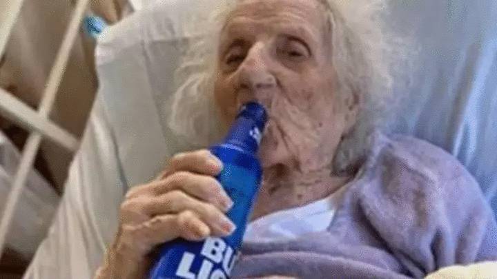 103-летняя прапрабабушка отпраздновала выздоровление от коронавируса, выпив пива - usa.one - Сша - штат Массачусетс