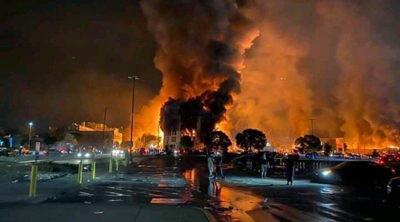 Джордж Флойд - Миннеаполис в огне: из-за гибели афроамериканца при аресте сожжены десятки зданий, мародеры грабят магазины - usa.one