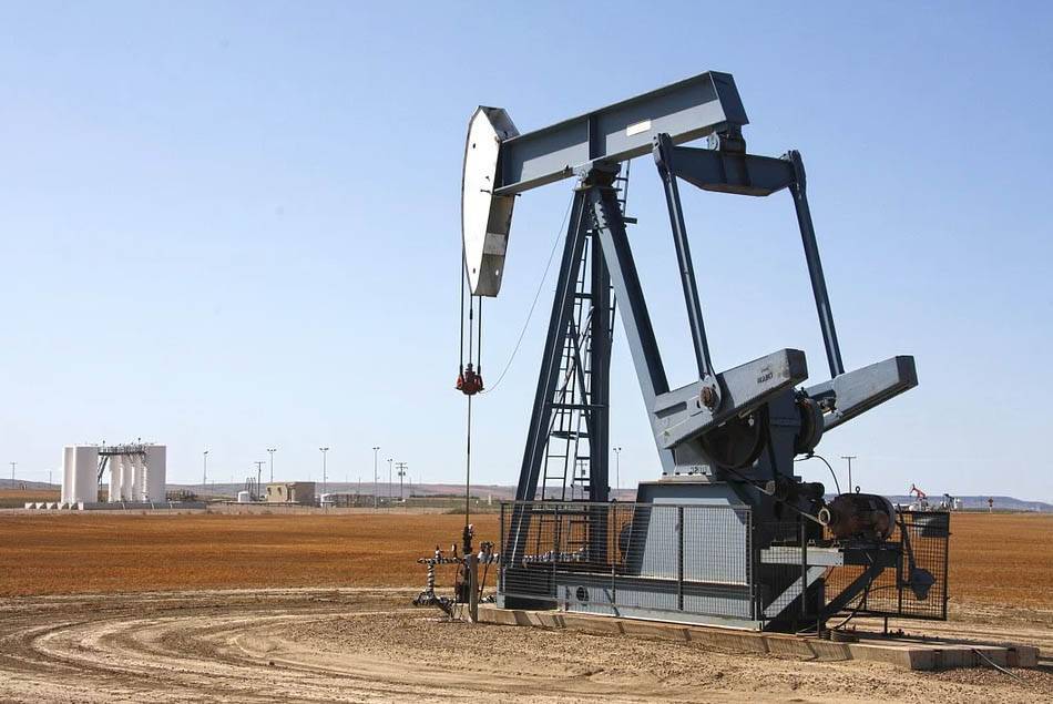 Нефть дешевеет из-за резкого роста запасов топлива в США - vm.ru - Сша