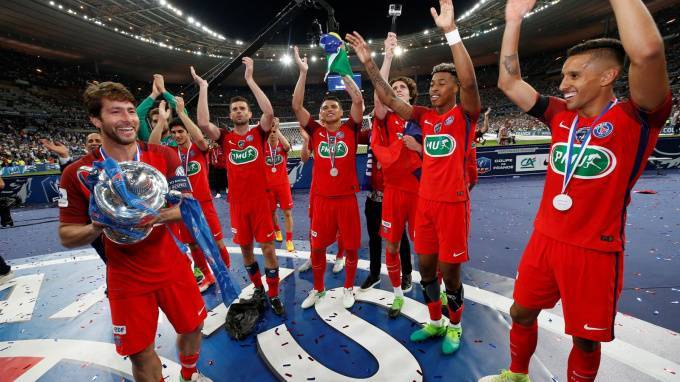 L’Equipe раскритиковала решение досрочно завершить чемпионат Франции по футболу - piter.tv - Франция - Англия - Италия