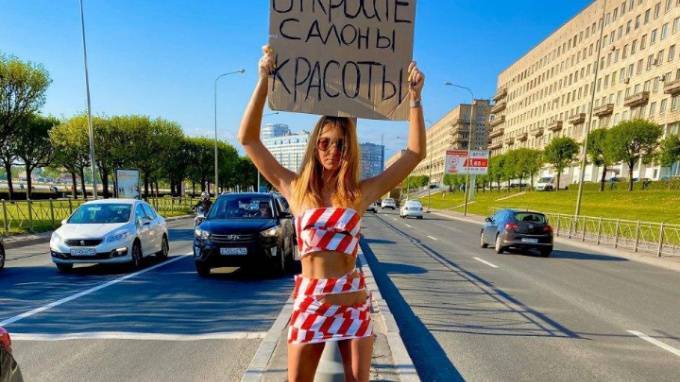 Петербурженка обмотала тело сигнальной лентой и призвала открыть салоны красоты - piter.tv