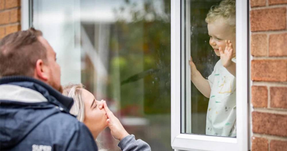 Печальные фото общения медработников с сыном через окно облетели Сеть - ren.tv - Англия