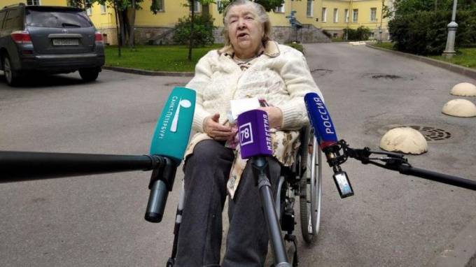 Нина Кременецкая - Из Мариинской больницы выписали 85-летнюю блокадницу, переболевшую коронавирусом - piter.tv