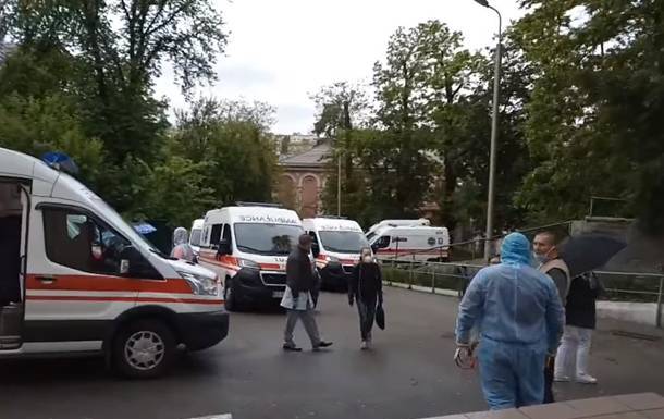 Возле Александровской больницы скопились "скорые" - korrespondent.net - Киев