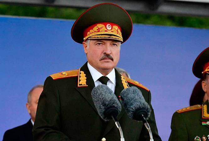 Александр Лукашенко - Лукашенко: мы не можем отменить парад - naviny.by - Минск