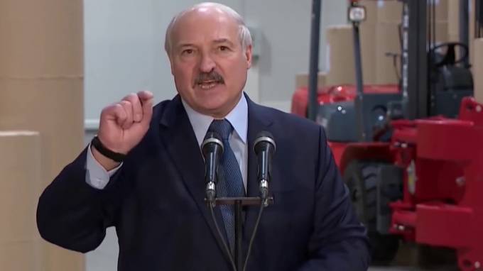 Александр Лукашенко - Лукашенко принял решение не отменять в Белоруссии парад на 9 мая - piter.tv - Белоруссия