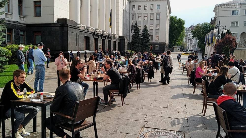 Киевские рестораторы публично нарушили карантин перед офисом Зеленского - riafan.ru