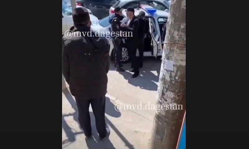 Житель Дагестана во время конфликта с полицейским показал ему свою любовь - bloknot.ru - республика Дагестан - Махачкала